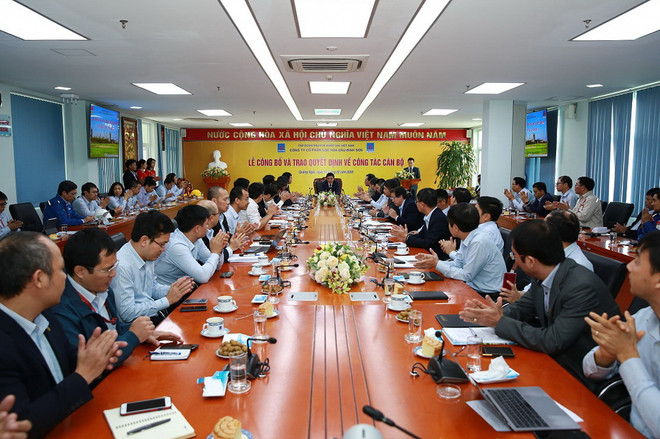 Toàn cảnh lễ công bố và trao quyết định về công tác cán bộ. (Ảnh: Vietnam+) Công ty Lọc hóa dầu Bình Sơn tiến hành điều chỉnh về công tác cán bộ ảnh 3