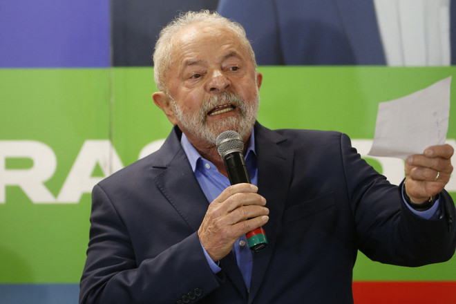 Ứng cử viên Tổng thống Brazil Luiz Inacio Lula da Silva phát biểu tại Sao Paulo, ngày 5/10/2022. (Ảnh: AFP/TTXVN) Thăm dò dư luận bầu cử Brazil: Cựu Tổng thống da Silva chiếm ưu thế ảnh 1