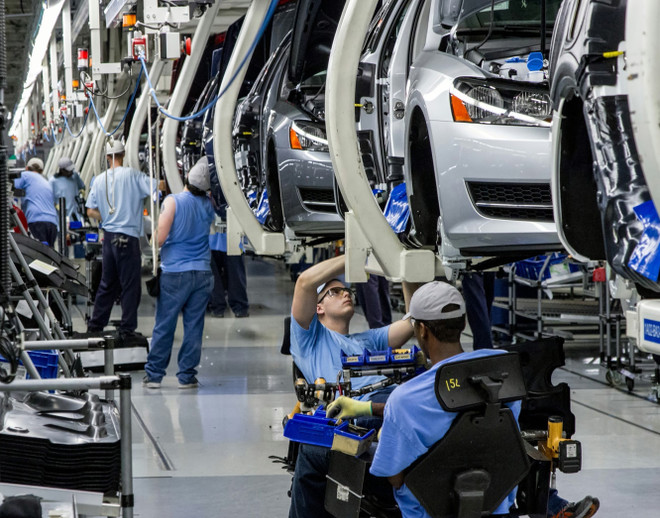 Công nhân lắp ráp ôtô tại một nhà máy của hãng Volkswagen ở Chattanooga, Đức. (Ảnh: AP/TTXVN) Đức: Ngành công nghiệp bộc lộ nhiều dấu hiệu giảm tốc rõ rệt ảnh 1