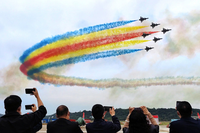 Trung Quốc giới thiệu mẫu máy bay mới tại triển lãm hàng không Chu Hải ảnh 1