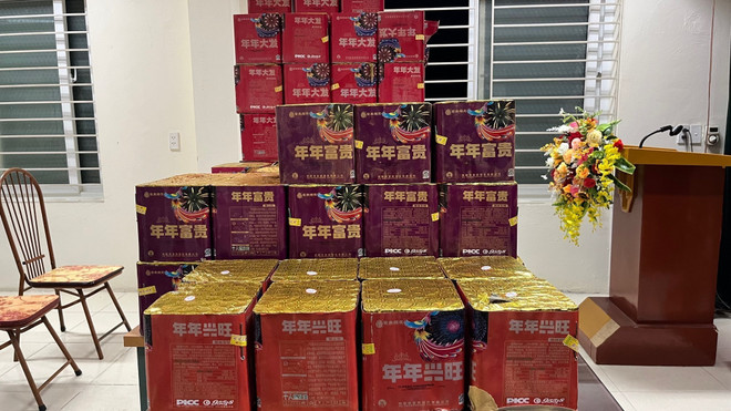 Quảng Trị: Phát hiện tài xế vận chuyển trái phép gần 300kg pháo ảnh 1