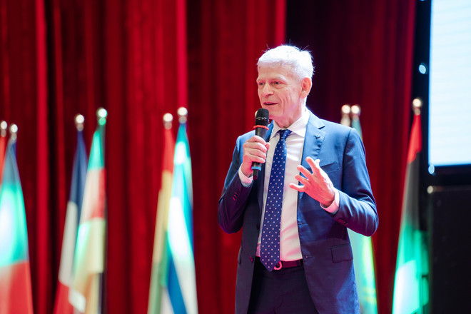 Giáo sư Laurent El Ghaoui - Phó Hiệu trưởng kiêm Viện trưởng Viện Kỹ thuật và Khoa học máy tính. VinUni rất coi trọng hoạt động nghiên cứu khoa học có chất lượng ảnh 1