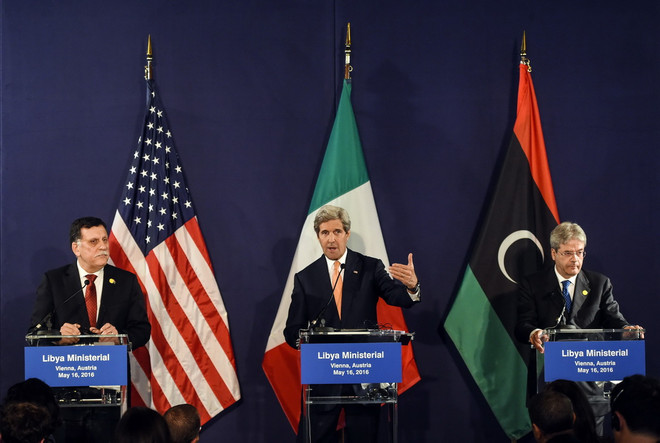 Từ trái sang: Thủ tướng Libya Fayez al-Sarraj, Ngoại trưởng Mỹ John Kerry và Ngoại trưởng Italy Paolo Gentiloni trong cuộc họp báo sau hội nghị ở Vienna, ngày 16/5. (Nguồn: EPA/TTXVN) Mỹ cam kết thúc đẩy dỡ bỏ lệnh cấm vận vũ khí đối với Libya ảnh 1