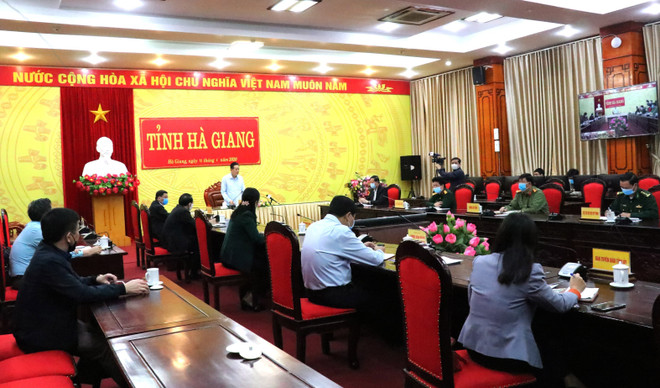 Tỉnh Hà Giang họp khẩn sau khi phát hiện ca mắc COVID-19 đầu tiên. (Ảnh: Minh Tâm/TTXVN) Hà Giang phong tỏa thôn Pín Tủng, cách ly BV Đa khoa Đồng Văn ảnh 1