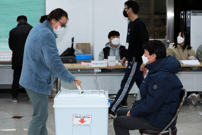 Bầu cử Tổng thống Hàn Quốc: Công bố kết quả thăm dò dư luận ảnh 1
