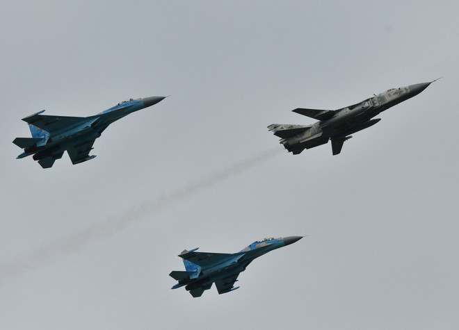 Máy bay chiến đấu Su-27 và máy bay ném bom Su-24 của Ukraine tham gia huấn luyện tại căn cứ quân sự ở thành phố Starokostyantyniv, Ukraine. (Ảnh: AFP/TTXVN) Nga cảnh báo các nước cung cấp viện trợ quân sự cho Ukraine ảnh 1