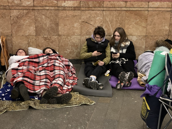 Người dân sơ tán tránh xung đột nghỉ tạm tại nhà ga tàu điện ngầm ở thủ đô Kiev, Ukraine ngày 25/2/2022. (Ảnh: THX/TTXVN) Nga và Ukraine thiết lập 7 hành lang nhân đạo sơ tán dân thường ảnh 1