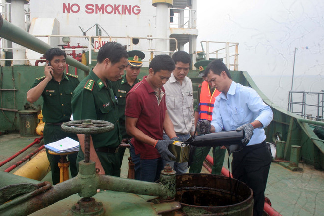 Tạm giữ phương tiện chở 2,1 triệu lít xăng không có chứng từ ảnh 1