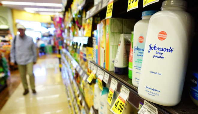 Phấn rôm của hãng dược phẩm Johnson & Johnson được bày bán tại siêu thị ở Alhambra, California, Mỹ. (Ảnh: AFP/TTXVN) J&J tiếp tục đề nghị tòa dừng các vụ kiện về chất gây ung thư ảnh 1