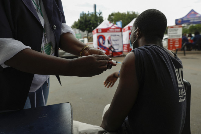 Nhân viên y tế tiêm vaccine phòng COVID-19 cho người dân tại Pretoria, Nam Phi. (Ảnh: AFP/TTXVN) Pfizer thông báo cung cấp thuốc giá rẻ cho các nước nghèo nhất ảnh 1