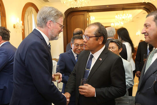 Đại sứ Thái Xuân Dũng gặp Thủ tướng CH Séc Petr Fiala trong một sự kiện ngoại giao tháng 5/2022. (Ảnh: Ngọc Biên) Chuyến thăm của Thủ tướng Séc thúc đẩy quan hệ 2 nước lên tầm cao mới ảnh 1