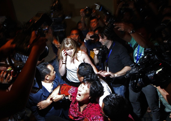 Vụ MH370: Thân nhân hành khách TQ gây náo loạn họp báo ảnh 1