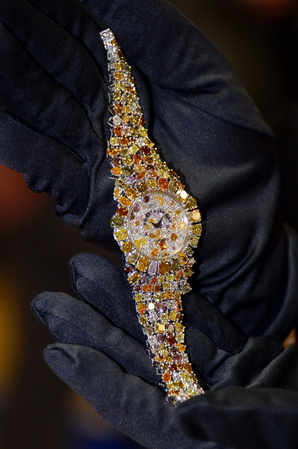 Chiếc đồng hồ đeo tay gắn 225 viên kim cương trị giá 4,1 triệu USD ảnh 2