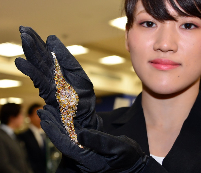 Chiếc đồng hồ đeo tay gắn 225 viên kim cương trị giá 4,1 triệu USD ảnh 1