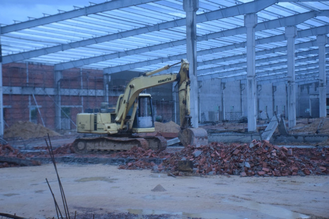 Đã có 4 người chết, 7 người bị thương trong vụ sập tường ở Bình Định ảnh 1