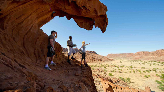Du khách tham quan khu vực sa mạc tại Namibia. (Nguồn: naturalworldsafaris.com) Campuchia mở cửa trở lại trường mẫu giáo, tiểu học trong tháng 9 ảnh 1