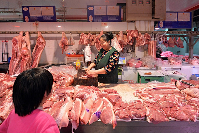 Một cửa hàng thịt tại Trung Quốc. (Ảnh: AFP) Trung Quốc đẩy nhanh nỗ lực phục hồi hoạt động sản xuất thịt lợn ảnh 1