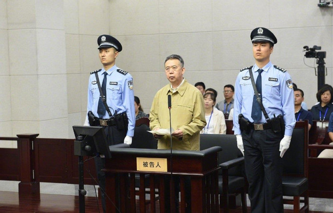 Ông Mạnh Hoành Vĩ trước tòa. (Ảnh: Weibo) Trung Quốc: Cựu chủ tịch Interpol thừa nhận tội ăn hối lộ ảnh 1