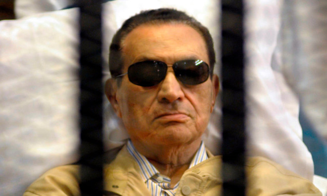 Ông Hosni Mubarak trong phiên tòa tại Cairo năm 2012 (Nguồn: EPA) Cựu Tổng thống Ai Cập Mubarak và di sản đen tối những năm cuối đời ảnh 1