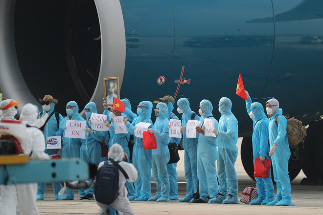 Chuyến bay đặc biệt đón công dân Việt Nam từ Guinea Xích đạo về nước đã hạ cánh an toàn xuống sân bay Nội Bài. (Ảnh: Thành Đạt/TTXVN) Ngoại giao: Lực lượng tiên phong trong đổi mới, phát triển và hội nhập ảnh 1