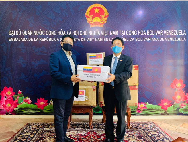 Việt Nam trao tặng vật tư y tế cho Bộ Ngoại giao, Quốc hội Venezuela ảnh 1
