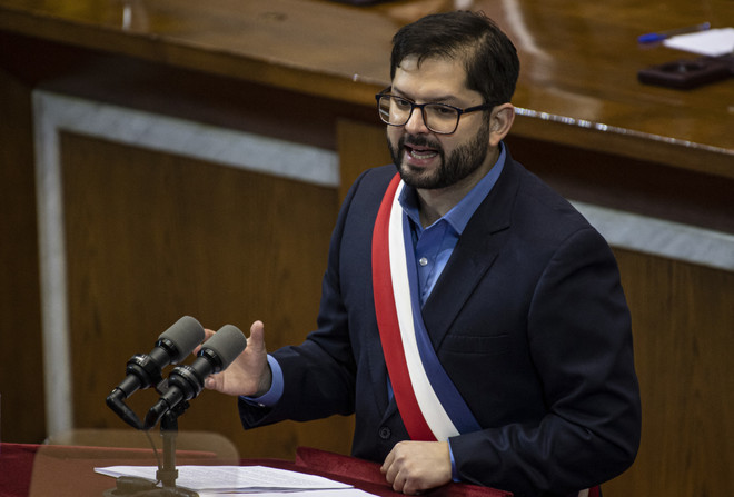 Tổng thống Chile Gabriel Boric phát biểu trước Quốc hội tại Valparaiso. (Ảnh: AFP/TTXVN) Quốc hội Chile thông qua dự luật giảm giờ làm xuống 40 giờ trong tuần ảnh 1