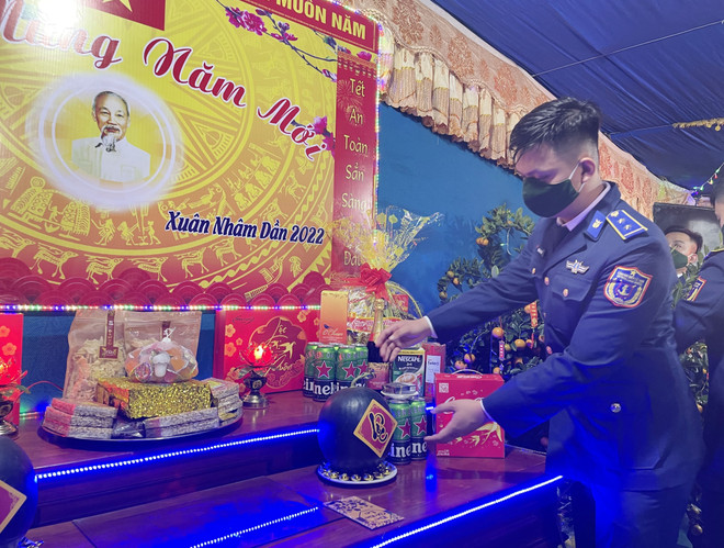 Thăm hỏi, chúc Tết cán bộ, chiến sỹ trên tuyến biên giới và vùng biển ảnh 1