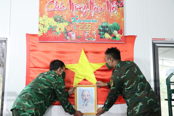 Thăm hỏi, chúc Tết cán bộ, chiến sỹ trên tuyến biên giới và vùng biển ảnh 2