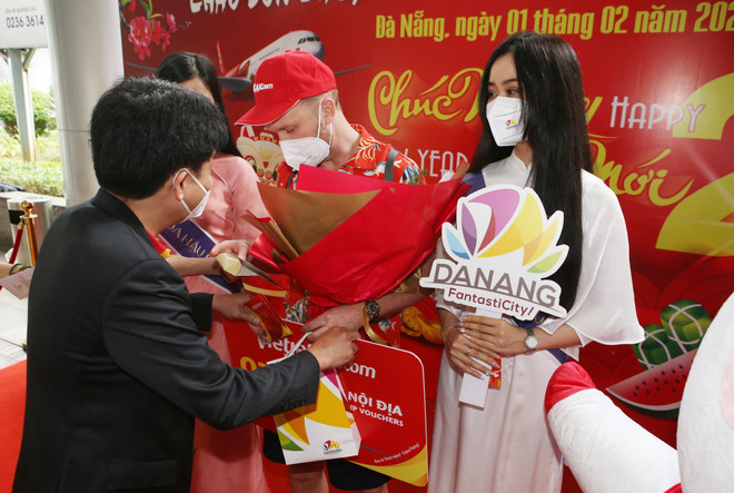 Đà Nẵng, Khánh Hòa đón du khách đến “xông đất” ngày đầu Năm mới 2022 ảnh 1