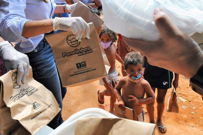 Phân phát thực phẩm cho trẻ em nghèo tại Chácara Santa Luzia, Brazil. (Ảnh: Agência Brasília) Tỷ lệ người dân nghèo đói tại Mỹ Latinh cao nhất trong hai thập kỷ ảnh 1