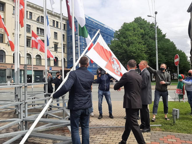 Quốc kỳ Belarus treo bên ngoài khách sạn ở thủ đô Riga của Latvia bị thay bằng lá cờ của phe đối lập. (Nguồn: worldakkam.com) Latvia và Belarus trục xuất toàn bộ nhân viên đại sứ quán của nhau ảnh 1