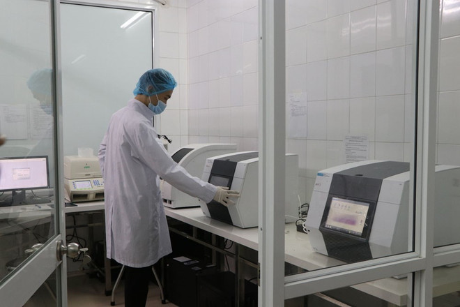 Nhân viên CDC Hải Dương thực hiện xét nghiệm Real Time PCR. (Ảnh: Mạnh Minh/TTXVN) Chủ tịch tỉnh Hải Dương: Không có vùng cấm trong xử lý cán bộ vi phạm ảnh 2