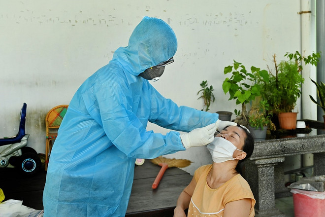 Tiến hành lấy mẫu xét nghiệm người dân trong khu cách ly phường Đức Thắng, thành phố Phan Thiết. (Ảnh: Nguyễn Thanh/TTXVN) Bình Thuận quyết liệt thực hiện các biện pháp kiểm soát dịch COVID-19 ảnh 1