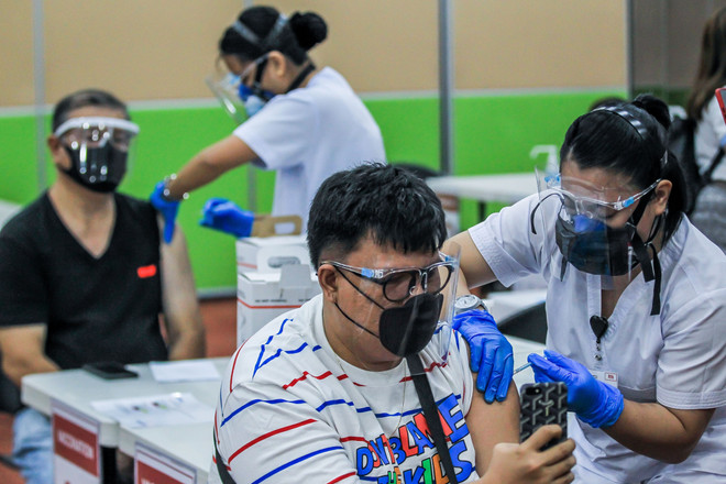 Trong ảnh: Nhân viên y tế tiêm vaccine phòng COVID-19 cho người dân tại Manila, Philippines, ngày 12/5/2021. (Ảnh: THX/TTXVN) Lào, Philippines đẩy mạnh chương trình tiêm chủng vaccine COVID-19 ảnh 2