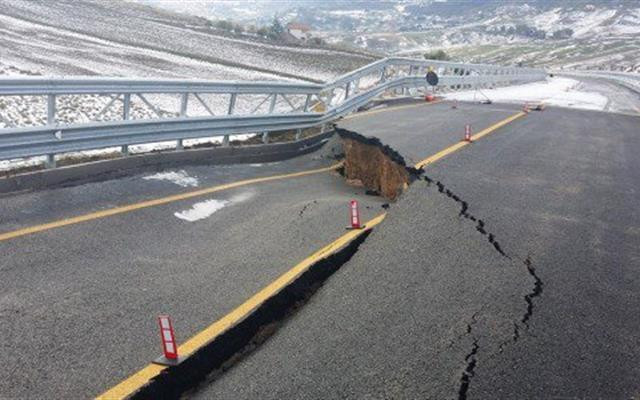 Italy: Đường trên cao sụt lún chỉ 10 ngày sau khi khánh thành ảnh 1