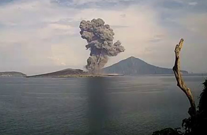 Núi lửa Anak Krakatoa ở Indonesia phun trào, cột tro cao tới 3.000m ảnh 1