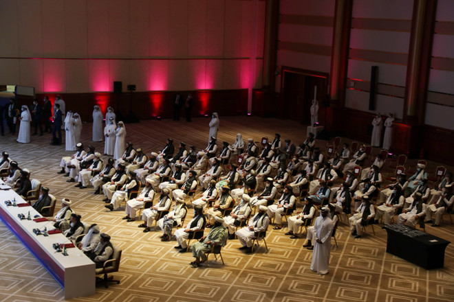 Cuộc đàm phán giữa chính phủ Afghanistan và Taliban ở Doha. (Ảnh: AFP/TTXVN) LHQ kêu gọi lập tức ngừng bắn vô điều kiện tại Afghanistan ảnh 1