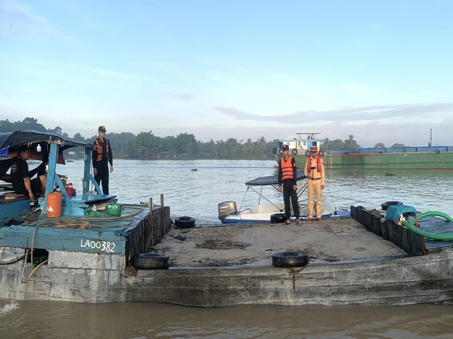 Bắt 7 tàu khai thác trái phép trên sông, thu giữ hơn 600m3 cát ảnh 1