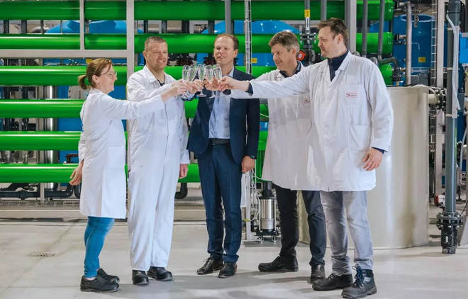 Lần đầu tiên chưng cất thành công nước uống sạch từ tiết lợn ảnh 1