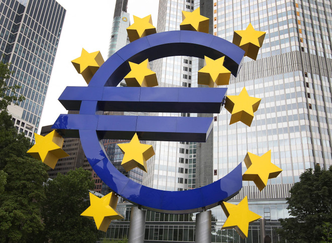 TroBiểu tượng đồng tiền chung châu Âu (euro) bên ngoài trụ sở Ngân hàng Trung ương châu Âu (ECB) ở Frankfurt, Đức. (Ảnh: AFP/TTXVN) EC hạ dự báo tăng trưởng kinh tế Eurozone do khủng hoảng Ukraine ảnh 1