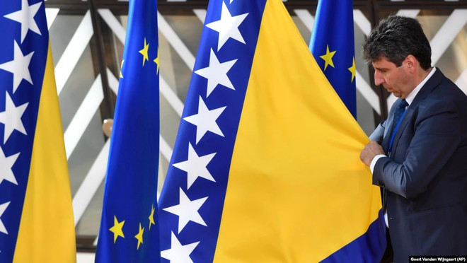 Quốc kỳ Bosnia được treo tại hội nghị thượng đỉnh của Liên minh châu Âu ở Brussels ngày 23/6/2022. (Ảnh: AP) Năm nước Trung Âu kêu gọi EU cấp quy chế ứng cử viên cho Bosnia ảnh 1