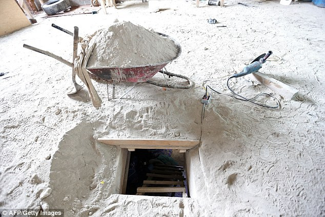 Đường hầm mà Guzman sử dụng để vượt ngục. (Ảnh: AFP) Trùm ma túy Mexico đăng ảnh chế giễu chính quyền sau khi vượt ngục ảnh 2