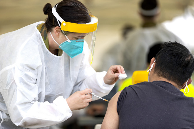 Tiêm vaccine ngừa COVID-19 tại Dubbo, Australia. (Ảnh: AFP/TTXVN) Australia xem xét rút ngắn thời gian chờ tiêm mũi vaccine tăng cường ảnh 1