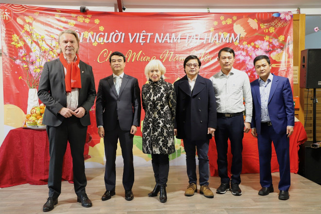 Bà Monika Simshäuser, Thị trưởng thành phố Hamm (thứ ba từ trái) và ông ông Gehard Draband, Chủ tịch Hiệp hội doanh nghiệp vừa và nhỏ vùng Ruhrgebiet (ngoài cùng trái) chụp ảnh cùng các đại diện Tổng Lãnh sự quán Việt Nam tại Frankfurt. (Ảnh: Phương Hoa/TTXVN) hoi nguoi viet 2.jpg
