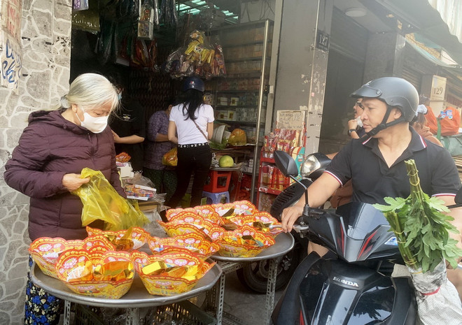 Người dân mua vàng, hương về cúng ngày vía Thần Tài. (Ảnh: Hồng Đạt/TTXVN) ttxvn_ngay via than tai 2.jpg