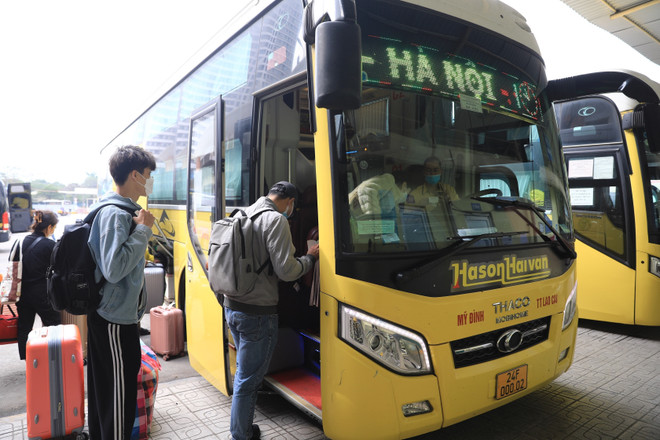 Xăng giảm sâu, vận tải Hà Nội vẫn “lừng khừng” việc giảm giá cước ảnh 1