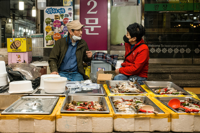Một quầy bán hải sản tại chợ ở Seoul, Hàn Quốc. (Ảnh: AFP/TTXVN) Dự báo kinh tế Hàn Quốc tăng trưởng chậm do lạm phát leo thang ảnh 1