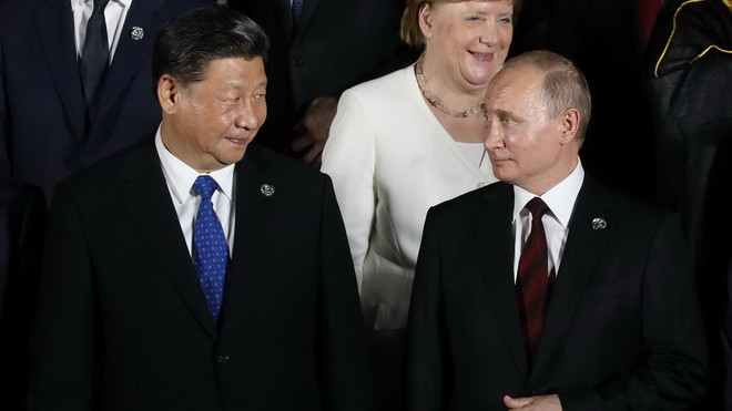Tổng thống Nga Vladimir Putin (phải) và Chủ tịch Trung Quốc Tập Cận Bình cùng các nhà lãnh đạo thế giới tại Hội nghị thượng đỉnh G20 ở Osaka, Nhật Bản. (Ảnh: Reuters) Tổng thống Nga và Chủ tịch Trung Quốc sẽ dự hội nghị thượng đỉnh G20 ảnh 1