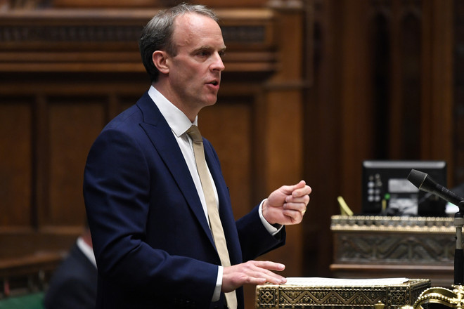 Ngoại trưởng Anh Dominic Raab phát biểu về vấn đề Hong Kong (Trung Quốc) tại London ngày 1/7/2020. (Ảnh: AFP/TTXVN) Anh áp đặt trừng phạt 22 cá nhân nước ngoài vì cáo buộc tham nhũng ảnh 1