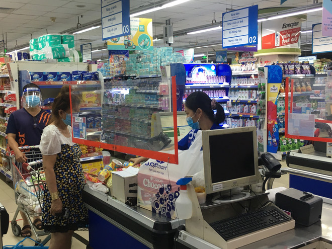 Người dân mua đồ dùng thiết yếu tại siêu thị Co.op mart Nhiêu Lộc-Thị Nghè. (Ảnh: Thanh Vũ/TTXVN) Đánh giá điều kiện mở lại chợ đầu mối, mạng lưới bán lẻ tại TP.HCM ảnh 1